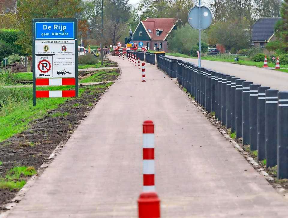 Verbazing over fietspad vol paaltjes in De Rijp: ’Wie bedenkt zoiets?’